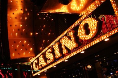 queen33 mobile app interface showing live-dealer tables and sportsbook markets